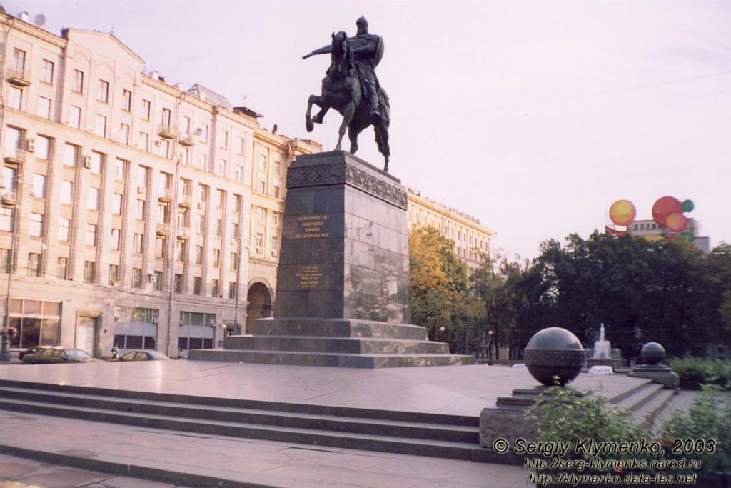 Фото Москвы. Тверская площадь. Памятник князю киевскому Юрию Долгорукому - основателю Москвы.