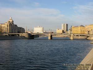 Россия, Москва. Фото. Бородинский мост. Вид с Ростовской набережной.