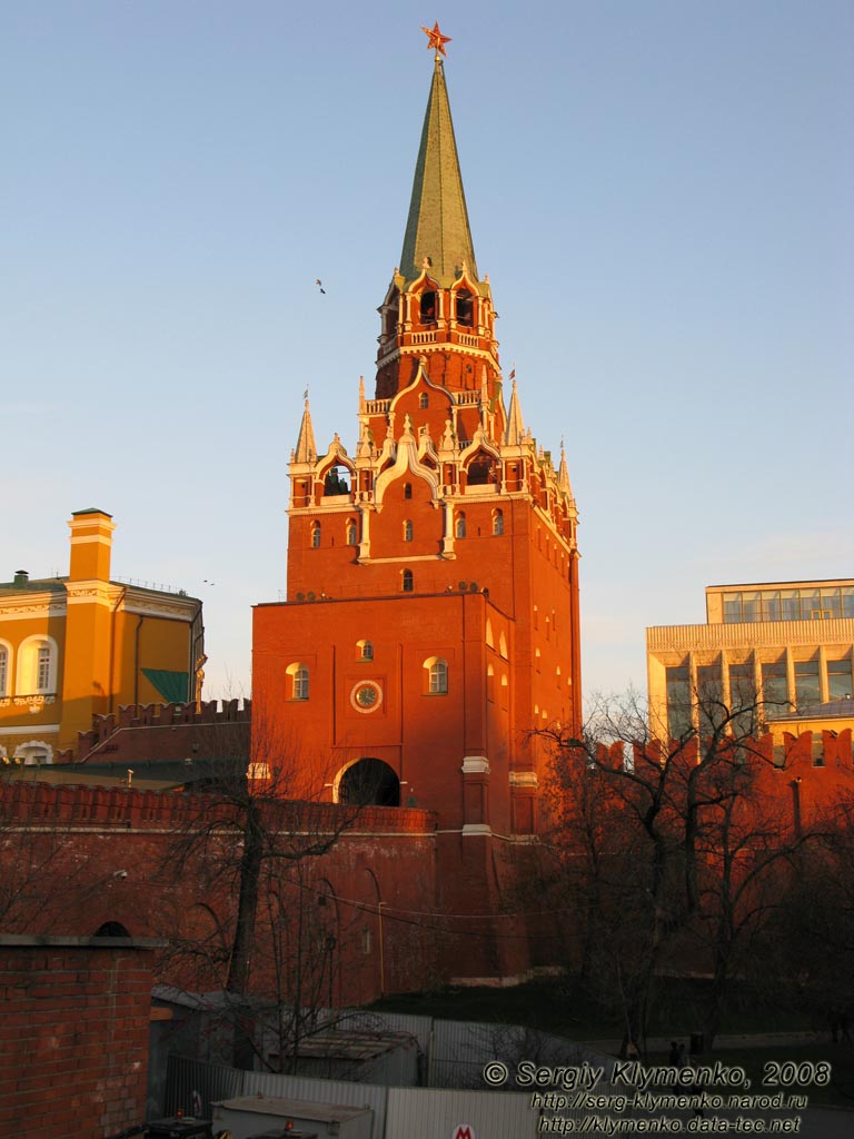 Россия, Москва. Фото. Троицкая башня Московского Кремля. Вид со стороны Александровского сада.