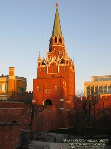 Россия, Москва. Фото. Троицкая башня Московского Кремля. Вид со стороны Александровского сада.
