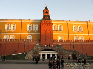 Россия, Москва. Фото. Средняя Арсенальная (Гранёная) башня Московского Кремля. Вид со стороны Александровского сада.