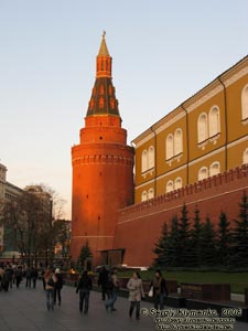 Россия, Москва. Фото. Угловая Арсенальная (Собакина) башня Московского Кремля. Вид со стороны Александровского сада.