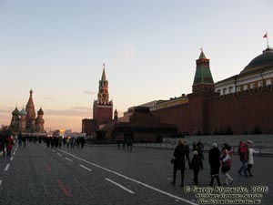 Россия, Москва. Фото. Вокруг Московского Кремля. Вид на Красную площадь и Мавзолей со стороны Исторического музея.