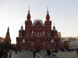 Россия, Москва. Фото. Вокруг Московского Кремля. Вид на Исторический музей с Красной площади.