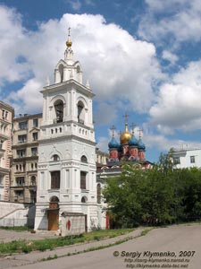 Фото Москвы. Храм Георгия Победоносца на Псковской горке (1658 год) с колокольней (1838 год) (ул. Варварка, 12).