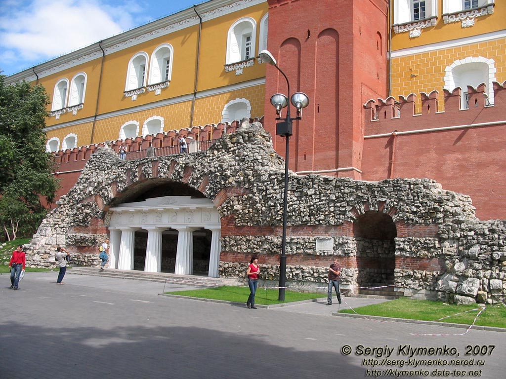 Фото Москвы. Вокруг Московского Кремля. Грот - памятник садово-парковой архитектуры начала XIX века в Александровском саду.