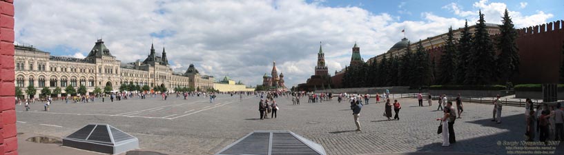 Фото Москвы. Вид на Красную площадь от Исторического музея. Справа - Московский Кремль, слева - ГУМ, вдали - Собор Покрова на Рву («Храм Василия Блаженного»).