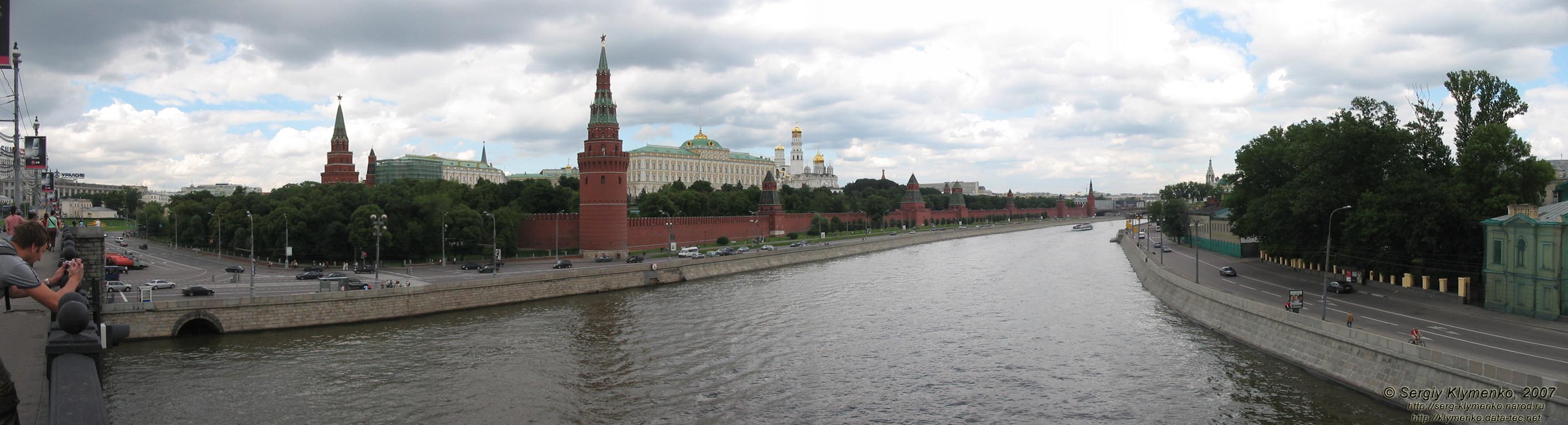 Фото Москвы. Вокруг Московского Кремля. Вид на Кремль и Кремлевскую набережную со стороны р. Москва (с Большого Каменного моста).