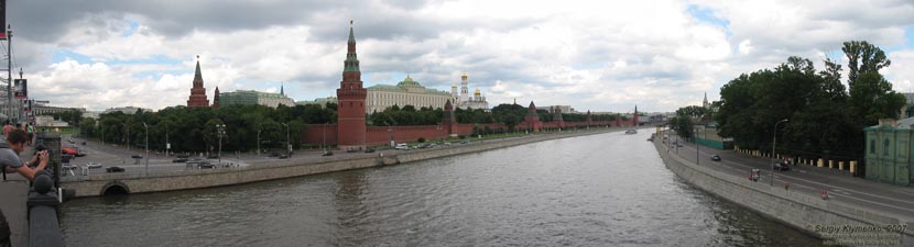 Фото Москвы. Вокруг Московского Кремля. Вид на Кремль и Кремлевскую набережную со стороны р. Москва (с Большого Каменного моста).