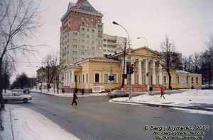 Пермь. По улице Сибирской. Здание бывшего "Благородного собрания"