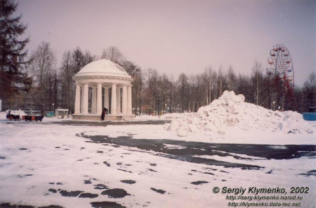 Пермь. По улице Сибирской. Ротонда в парке
