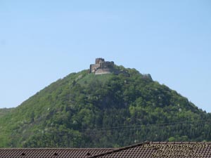 Словакия (Slovensko). Фото. Капушанский Град (Kapušiansky hrad). Вид с дороги 18 в селе Капушани (Kapušany).