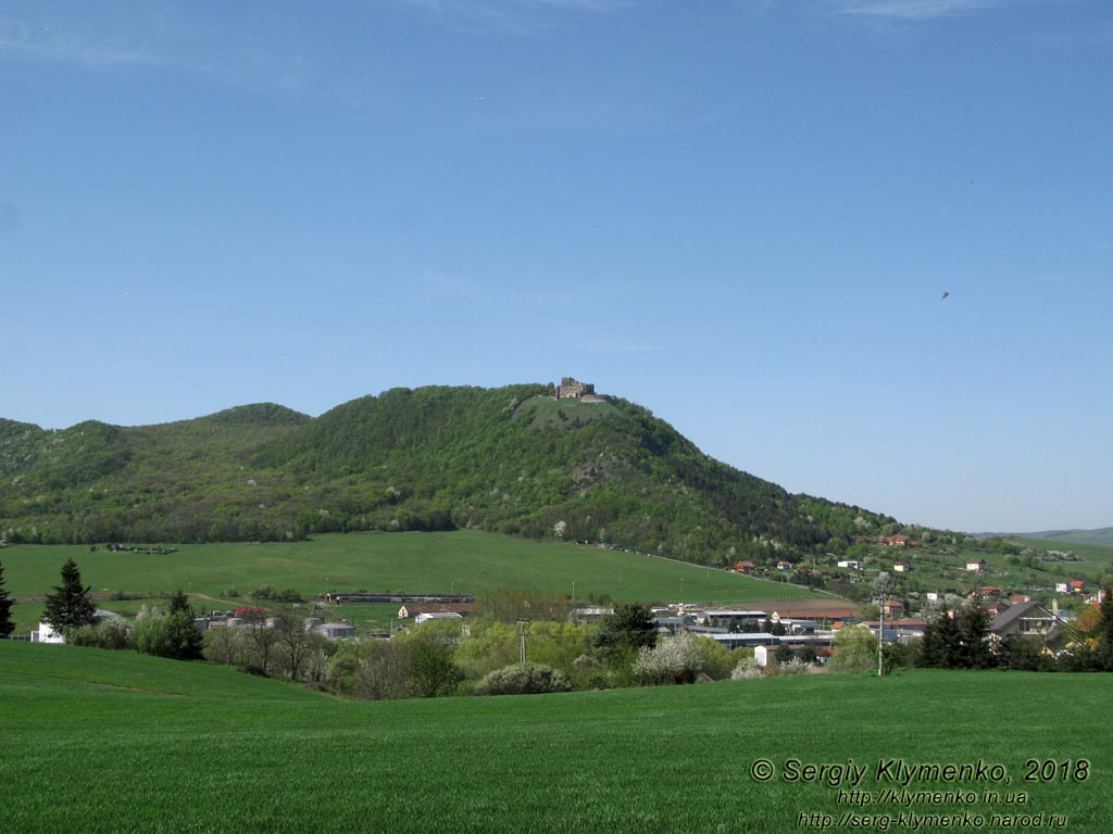 Словакия (Slovensko). Фото. Капушанский Град (Kapušiansky hrad). Вид с дороги 18 в селе Капушани (Kapušany).