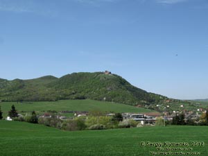Словакия (Slovensko). Фото. Капушанский Град (Kapušiansky hrad). Вид с дороги 18 в селе Капушани (Kapušany).