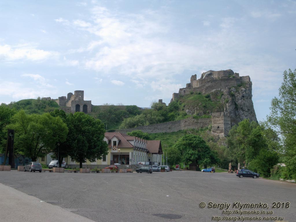 Словакия (Slovensko). Фото. Девинский град (Devínsky hrad). Вид с парковки (48°10'32"N, 16°58'46"E).