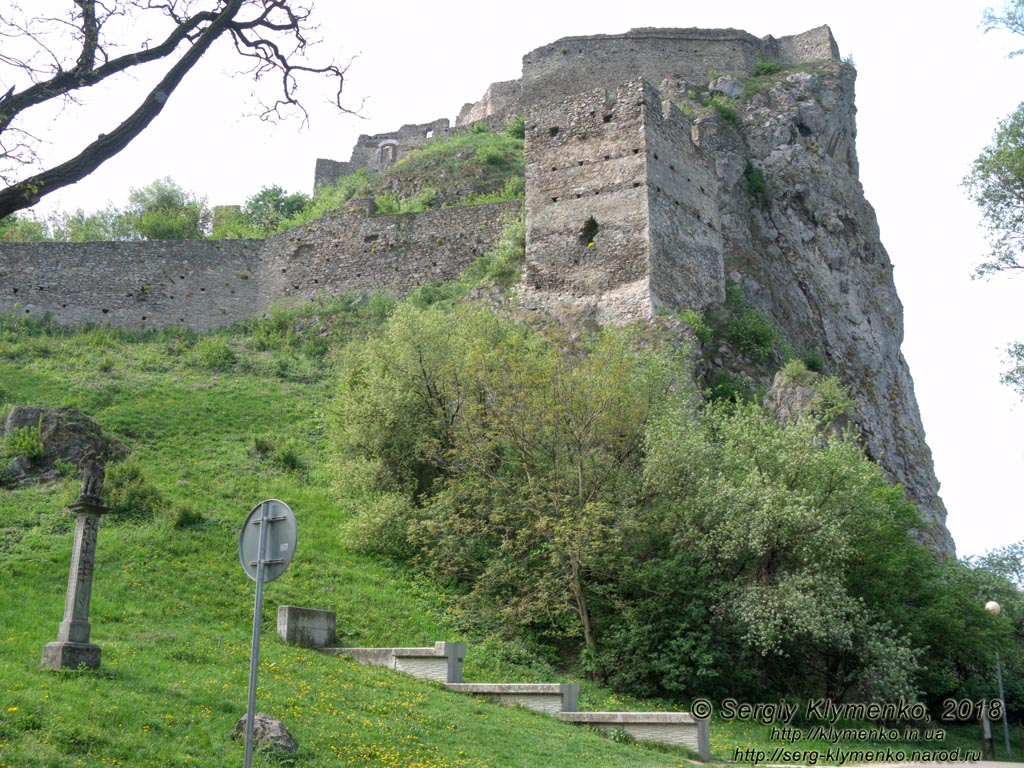 Словакия (Slovensko). Фото. Девинский град (Devínsky hrad). Вид с парковки (48°10'32"N, 16°58'46"E).