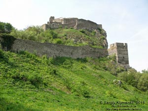 Словакия (Slovensko). Фото. Девинский град (Devínsky hrad). Вид от подножия горы.
