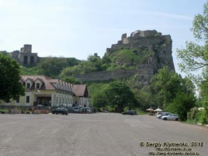 Словакия (Slovensko). Фото. Девинский град (Devínsky hrad). Вид с парковки (48°10'32"N, 16°58'46"E).