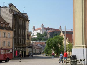 Фото Братиславы (Словакия). Вид на Братиславський град (Bratislavský hrad) вдоль улиц Župné námestie & Kapucínska ulica.