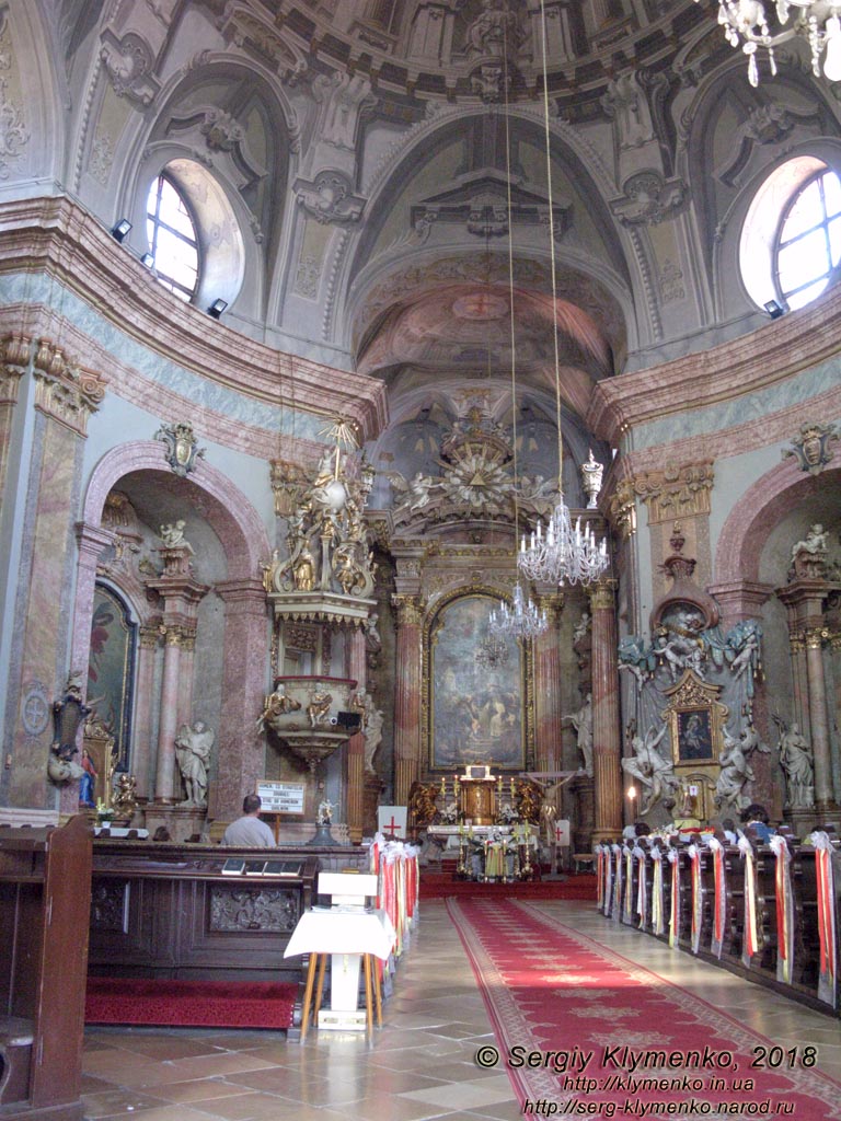 Фото Братиславы (Словакия). Церковь тринитариев, или Собор святых Иоанна де Мата и Феликса Валуа
(Kostol trinitárov, Kostol svätého Jána z Mathy a svätého Felixa z Valois). Интерьер.