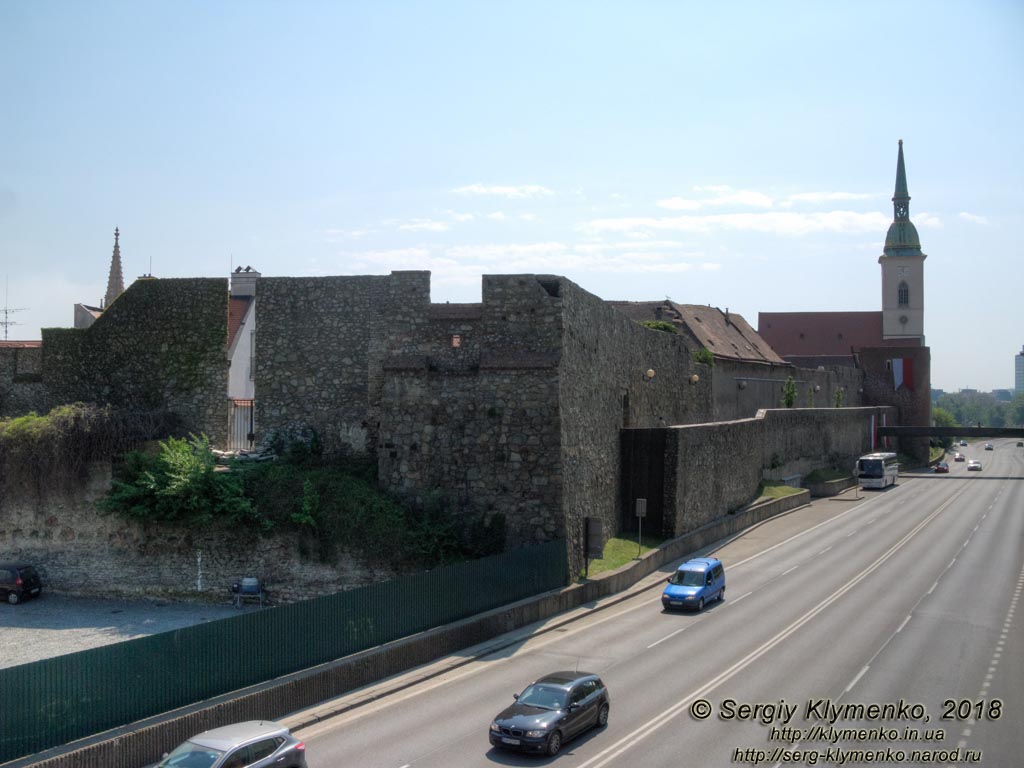 Фото Братиславы (Словакия). Вид со стороны Братиславского града (Bratislavský hrad) на старый город через улицу Staromestská.