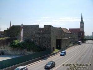 Фото Братиславы (Словакия). Вид со стороны Братиславского града (Bratislavský hrad) на старый город через улицу Staromestská.