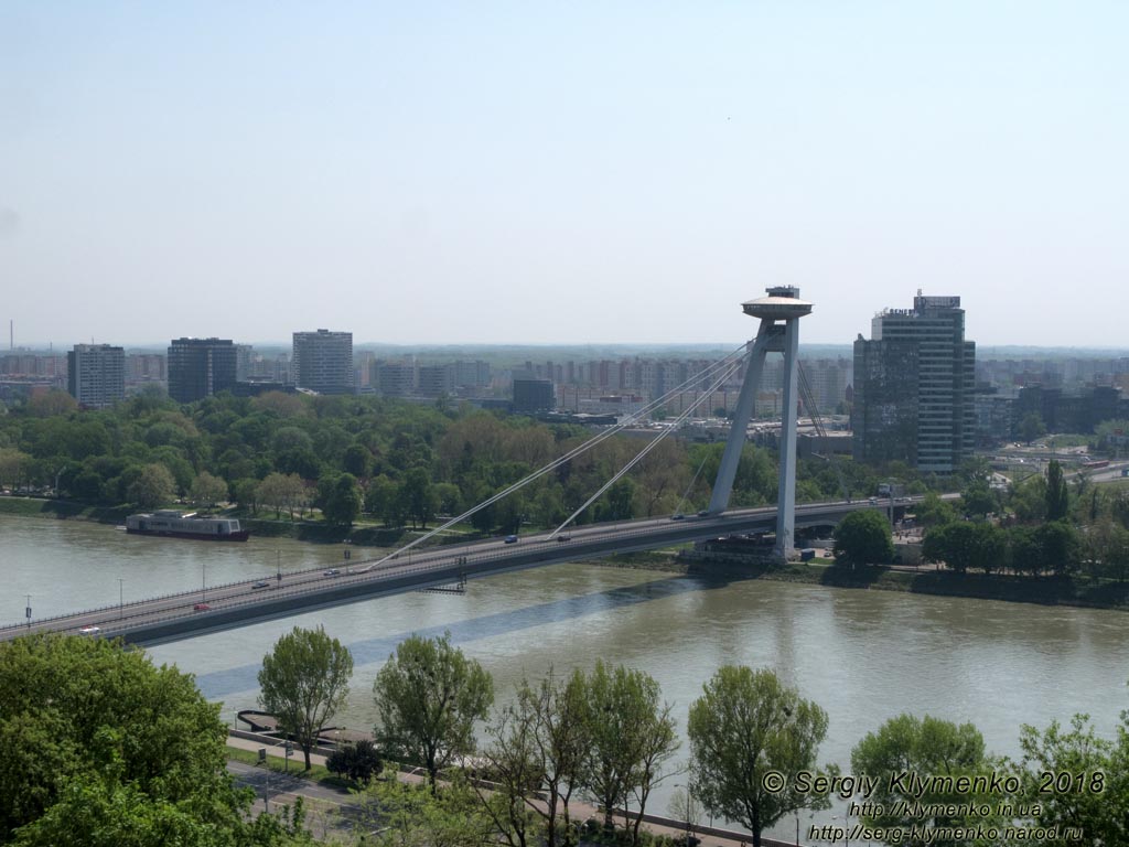Фото Братиславы (Словакия). Мост СНП (Most SNP), вид с Братиславского града (Bratislavský hrad).