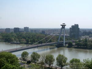 Фото Братиславы (Словакия). Мост СНП (Most SNP), вид с Братиславского града (Bratislavský hrad).