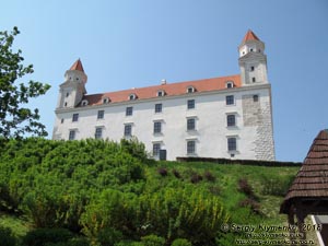 Фото Братиславы (Словакия). Братиславский град (Bratislavský hrad). Вид из парка на восточный фасад дворца.