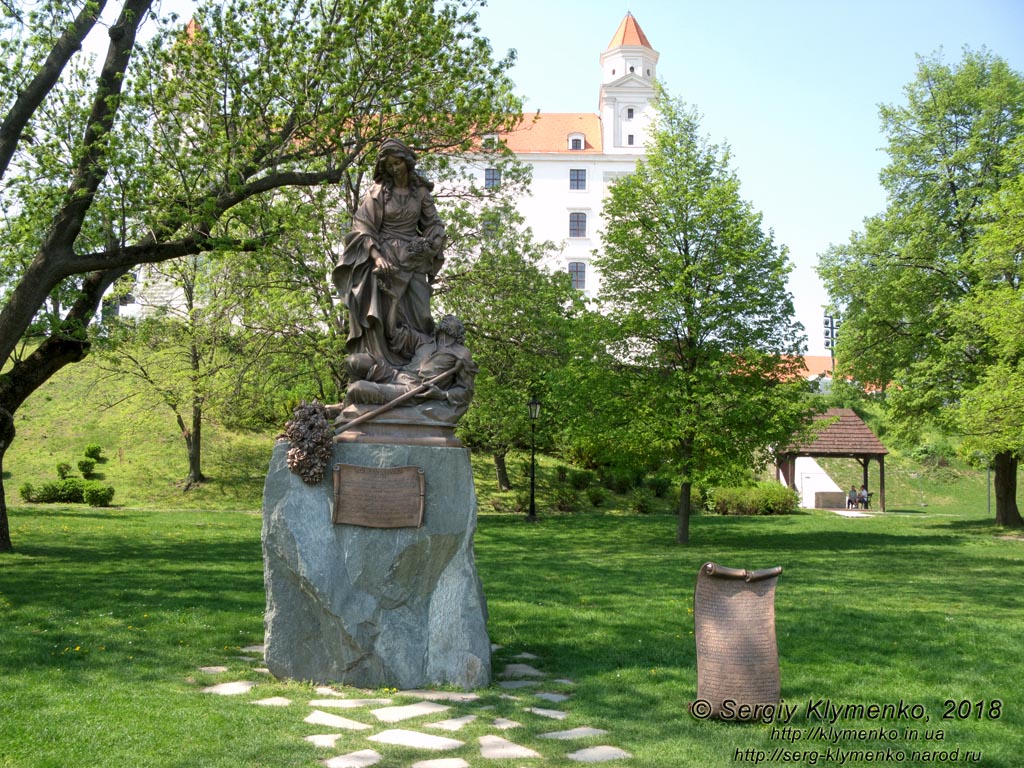 Фото Братиславы (Словакия). Братиславский град (Bratislavský hrad). В парке.