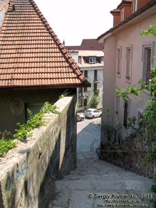 Фото Братиславы (Словакия). Спуск от Братиславского града (Bratislavský hrad) к улице Staromestská и старому городу.