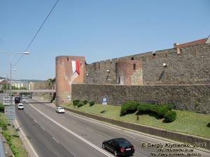 Фото Братиславы (Словакия). Вид со стороны Братиславского града (Bratislavský hrad) на старый город через улицу Staromestská.