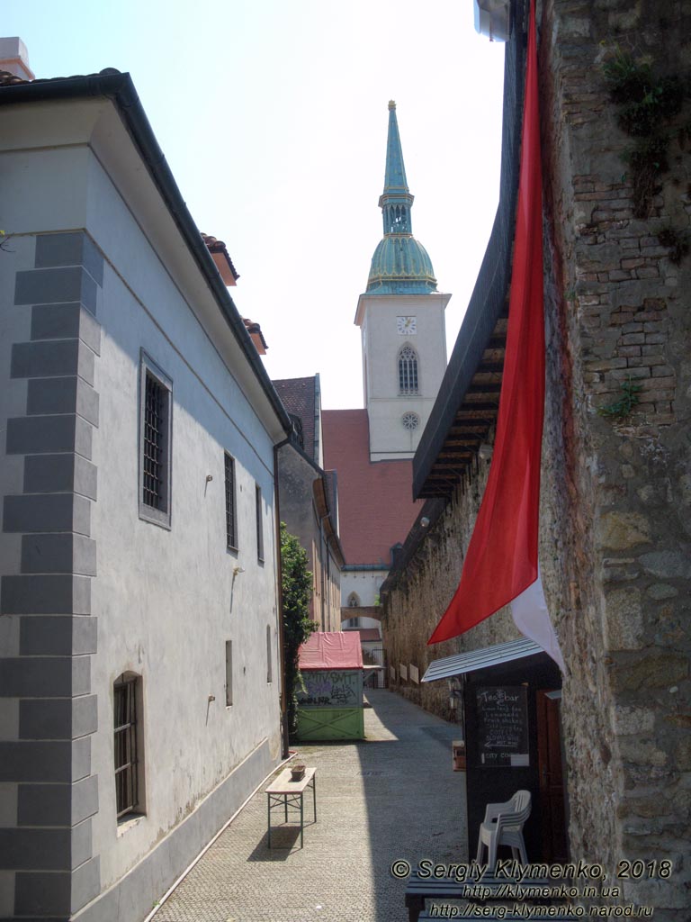 Фото Братиславы (Словакия). Старый город (Staré Mesto), улица Узкая (Úzka ulica).