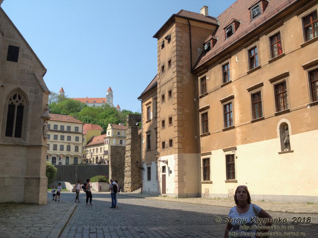 Фото Братиславы (Словакия). Старый город (Staré Mesto), на углу улиц Prepoštská и Kapitulská.