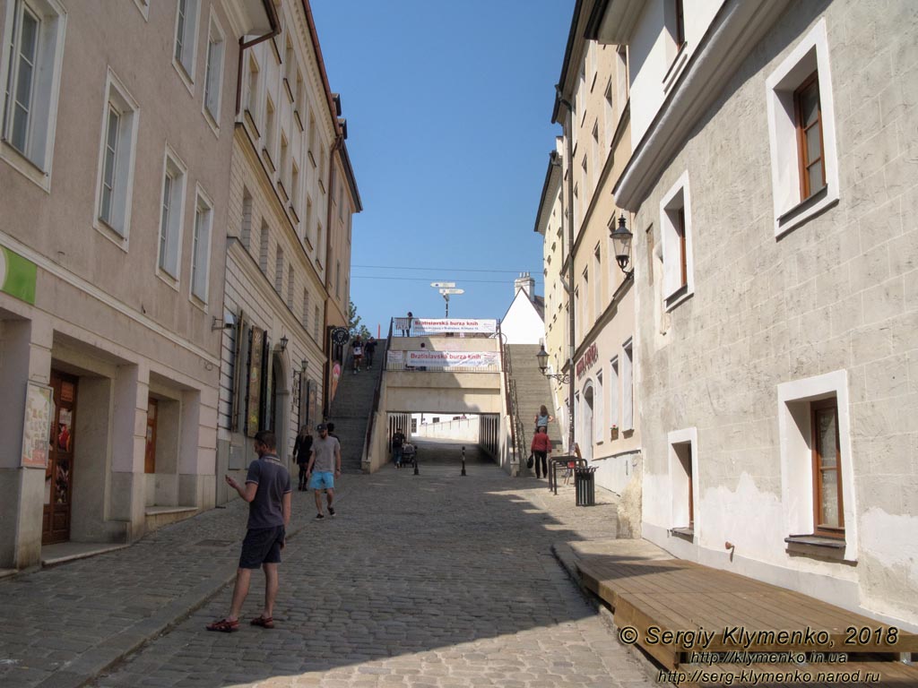 Фото Братиславы (Словакия). Улицами Старого города (Staré Mesto). На улице Klariská.