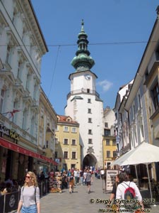 Фото Братиславы (Словакия). Улицами Старого города (Staré Mesto). Улица Михалськая (Michalská) и Михальские ворота (Michalská brána).
