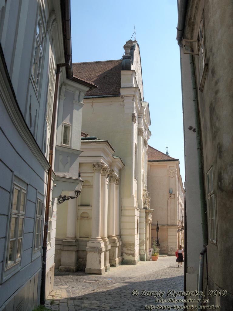 Фото Братиславы (Словакия). Улицами Старого города (Staré Mesto). Костёл францисканцев (Kostol Zvestovania Pána a kláštor menších bratov františkánov).