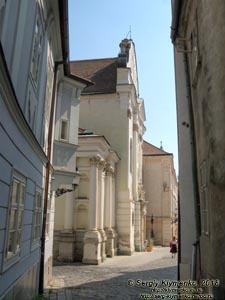 Фото Братиславы (Словакия). Улицами Старого города (Staré Mesto). Костёл францисканцев (Kostol Zvestovania Pána a kláštor menších bratov františkánov).