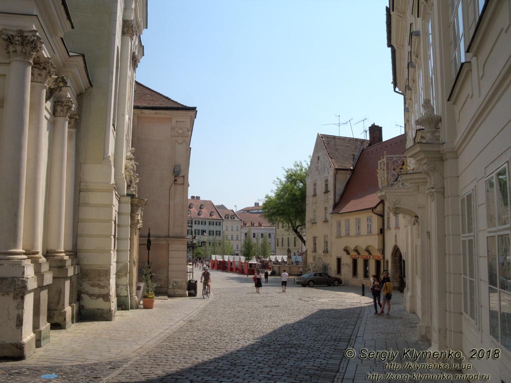 Фото Братиславы (Словакия). Улицами Старого города (Staré Mesto). Улица Františkánske námestie и Костёл францисканцев (Kostol Zvestovania Pána a kláštor menších bratov františkánov).