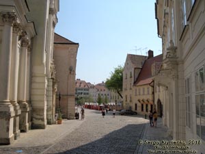 Фото Братиславы (Словакия). Улицами Старого города (Staré Mesto). Улица Františkánske námestie и Костёл францисканцев (Kostol Zvestovania Pána a kláštor menších bratov františkánov).