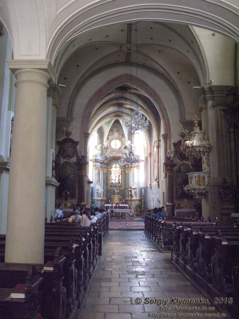 Фото Братиславы (Словакия). Старый город (Staré Mesto). Костёл францисканцев (Kostol Zvestovania Pána a kláštor menších bratov františkánov). Интерьер.