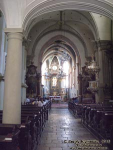 Фото Братиславы (Словакия). Старый город (Staré Mesto). Костёл францисканцев (Kostol Zvestovania Pána a kláštor menších bratov františkánov). Интерьер.