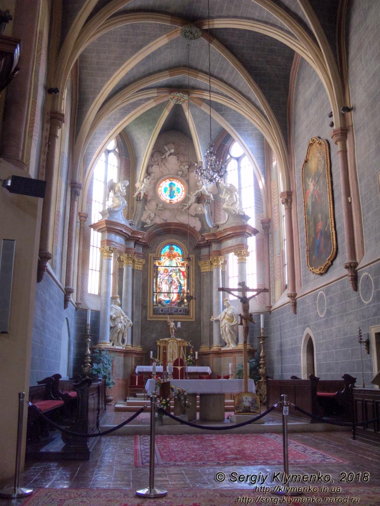 Фото Братиславы (Словакия). Старый город (Staré Mesto). Костёл францисканцев (Kostol Zvestovania Pána a kláštor menších bratov františkánov). Интерьер.