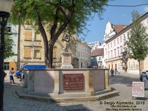 Фото Братиславы (Словакия). Улицами Старого города (Staré Mesto). Улица Františkánske námestie,
фонтан «Женщина с кувшином» (Žena s krčahom) и Костёл францисканцев с монастырём (Kostol Zvestovania).