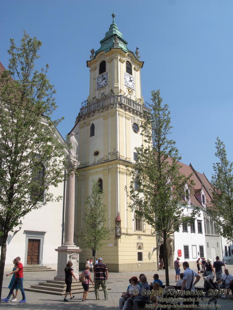Фото Братиславы (Словакия). Старый город (Staré Mesto). Марианский столб (Mariánsky stĺp na Františkánskom námestí) и здание Старой ратуши (Stará radnica).