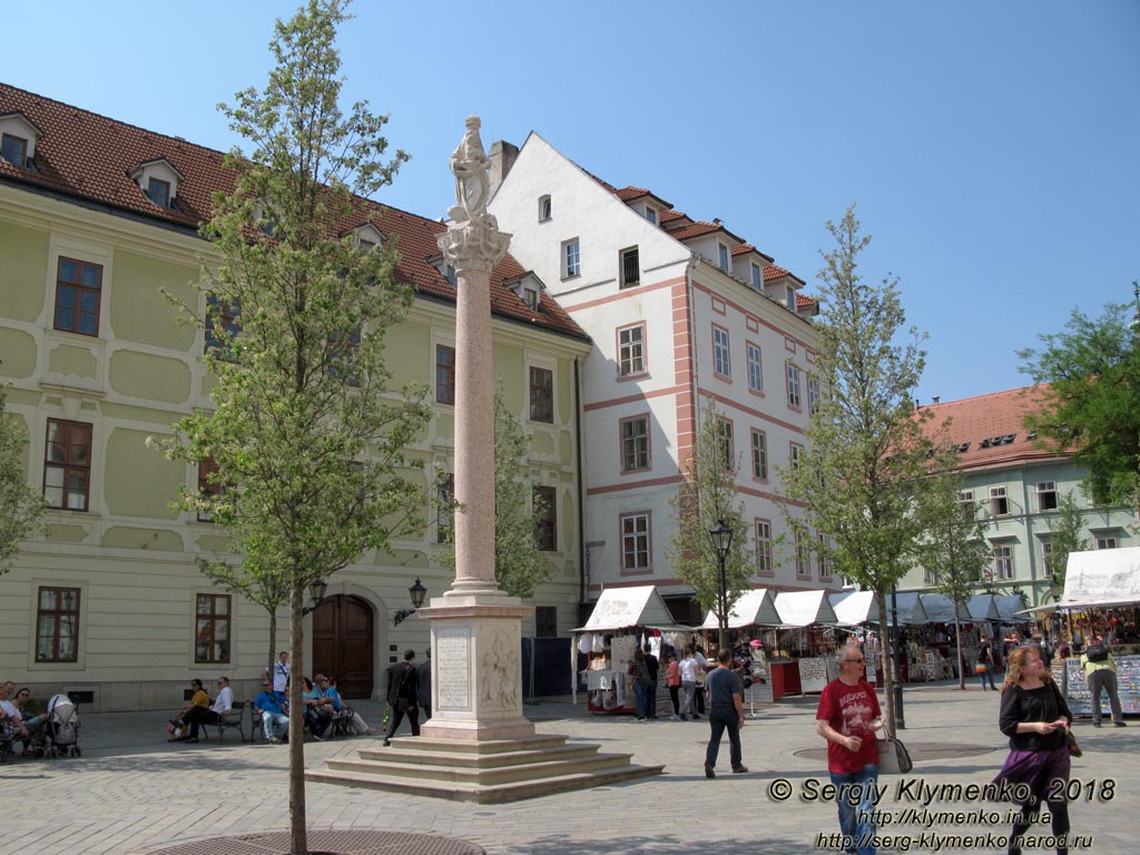 Фото Братиславы (Словакия). Старый город (Staré Mesto). Марианский столб (Mariánsky stĺp na Františkánskom námestí) на улице Františkánske námestie.