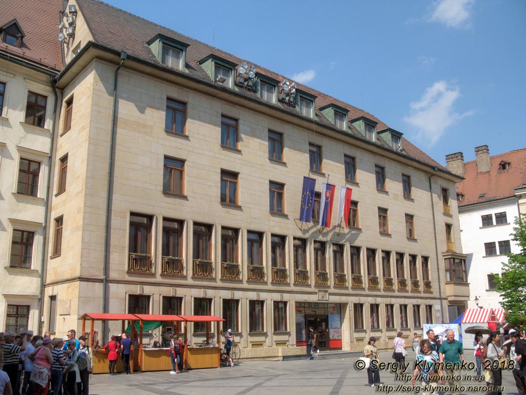 Фото Братиславы (Словакия). Старый город (Staré Mesto). Новая ратуша (Nová radnica - Magistrát Hlavného mesta SR Bratislavy) на площади Primaciálne námestie.
