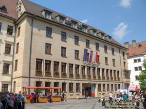 Фото Братиславы (Словакия). Старый город (Staré Mesto). Новая ратуша (Nová radnica - Magistrát Hlavného mesta SR Bratislavy) на площади Primaciálne námestie.