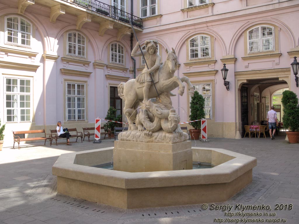 Фото Братиславы (Словакия). Старый город (Staré Mesto). Фонтан со статуей Св. Георгия (Fontána sv. Juraja) во внутреннем дворе Архиепископского дворца (Primaciálny palác).