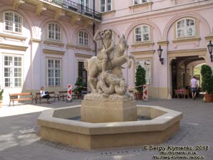 Фото Братиславы (Словакия). Старый город (Staré Mesto). Фонтан со статуей Св. Георгия (Fontána sv. Juraja) во внутреннем дворе Архиепископского дворца (Primaciálny palác).
